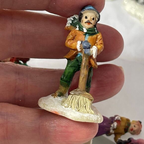 VTG Cobblestone Corners Country lot of 9 characters & lamp,1 lamp top broke - Picture 10 of 12